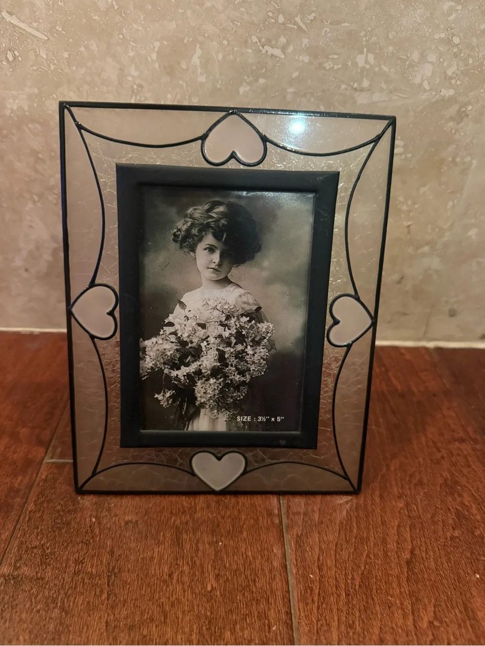 VTG LEADED GLASS PICTURE PHOTO FRAME with heart accents. 3 1/2“ x 5“